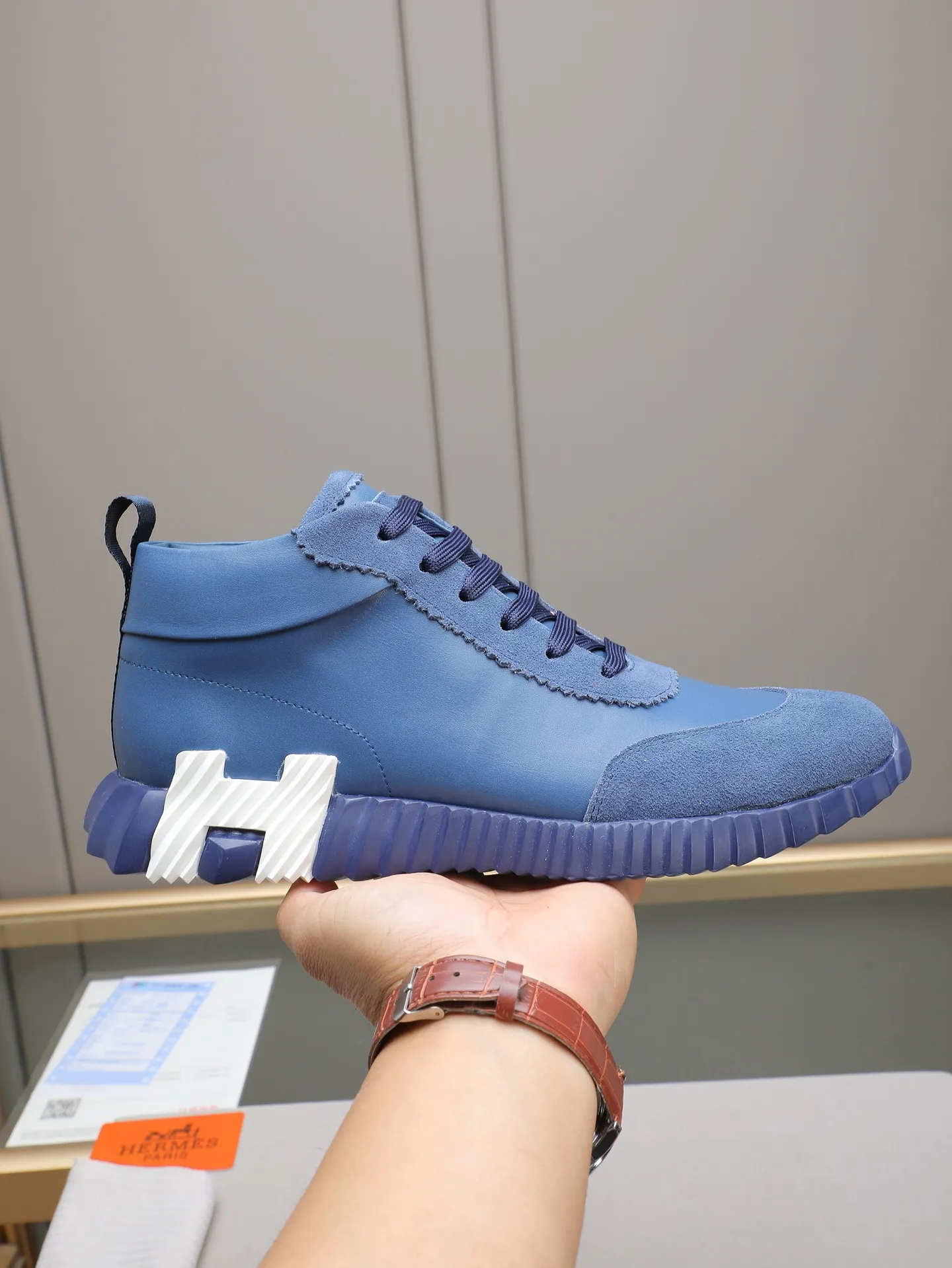 PPP460 (Hermes high-top men's shoes)🆕Men's sports shoes, decorated with textured calfskin details. Spliced ​​with original cowhide, this shoe draws inspiration from the equestrian world, integrating technical details and practical functions. Breathable sheep lining, original combination outsole, high-end quality, and every detail is perfectly combined! Size: 38-44 (45 can be customized)